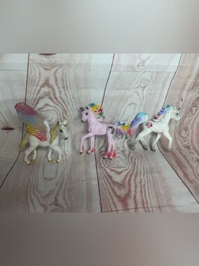Schleich Unicorn Pegasus Fantasy Horse Figurines Lot of 3 Rainbow Glitter